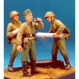 Ger. Eastern Front Launcher (1)-3Fig/w/B Figure