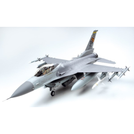 Lockheed Martin F-16CJ Fighting Falcon Model kit