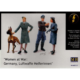 Luftwaffe figures. 2 men 2 women and a Doberman.(This set is called ′Women at War′ Germany Luftwaffe Helferinnen) 